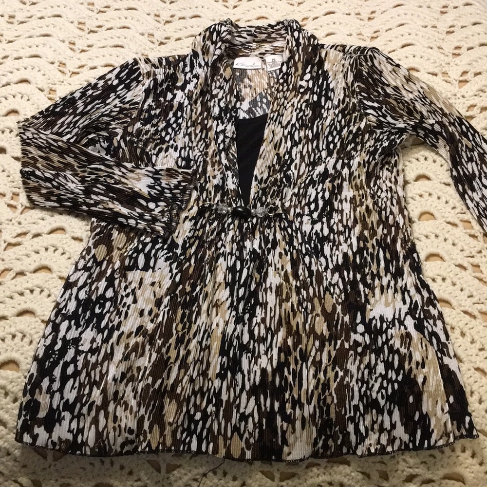 Scoped front 👚 blk&wht. W/ gem in front